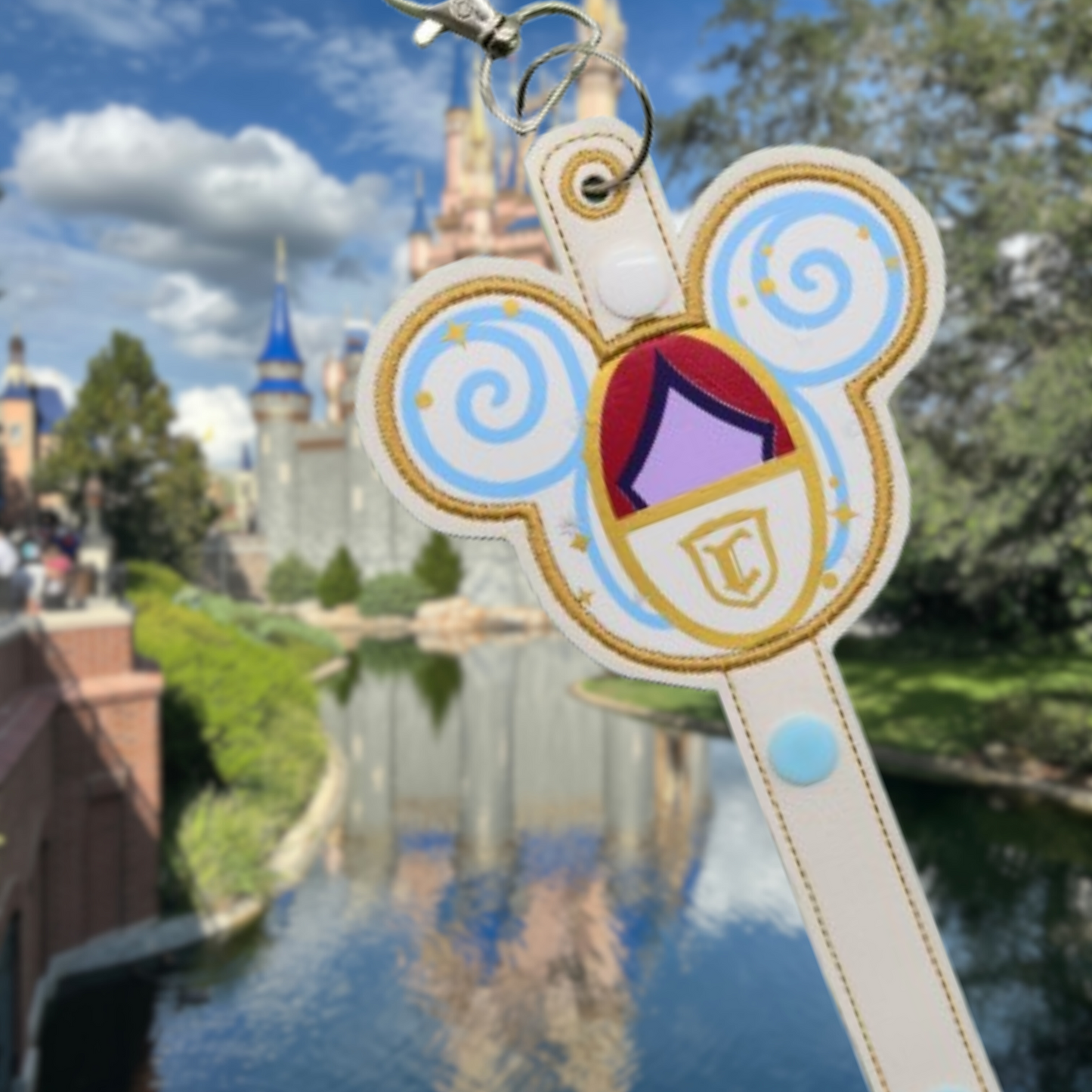 Cinderella’s Carriage-Inspired Minnie Ear & Sunglasses Holder